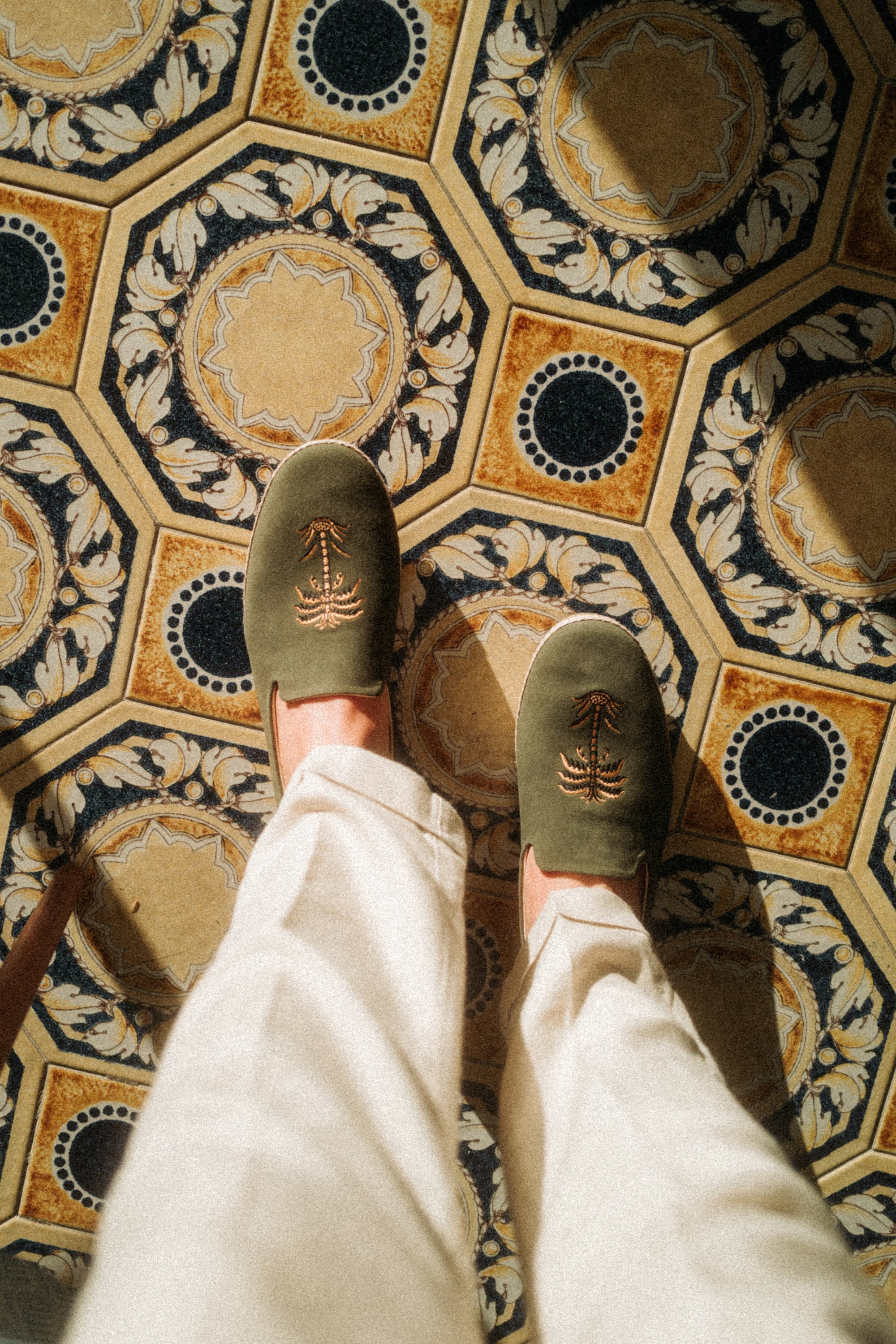 Palm Smoking Slipper